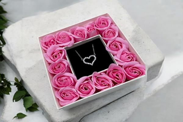 Rose & Romance Box